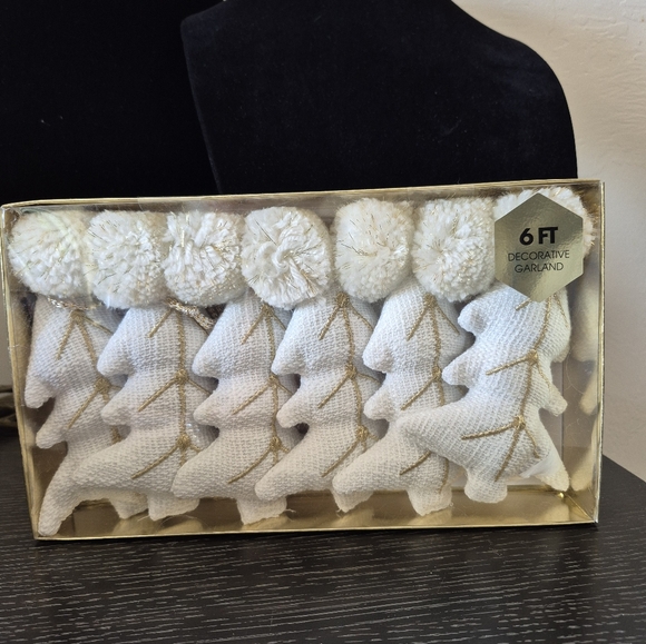 White Christmas Tree and Pom Pom soft Christmas Garland NEW - Picture 5 of 5